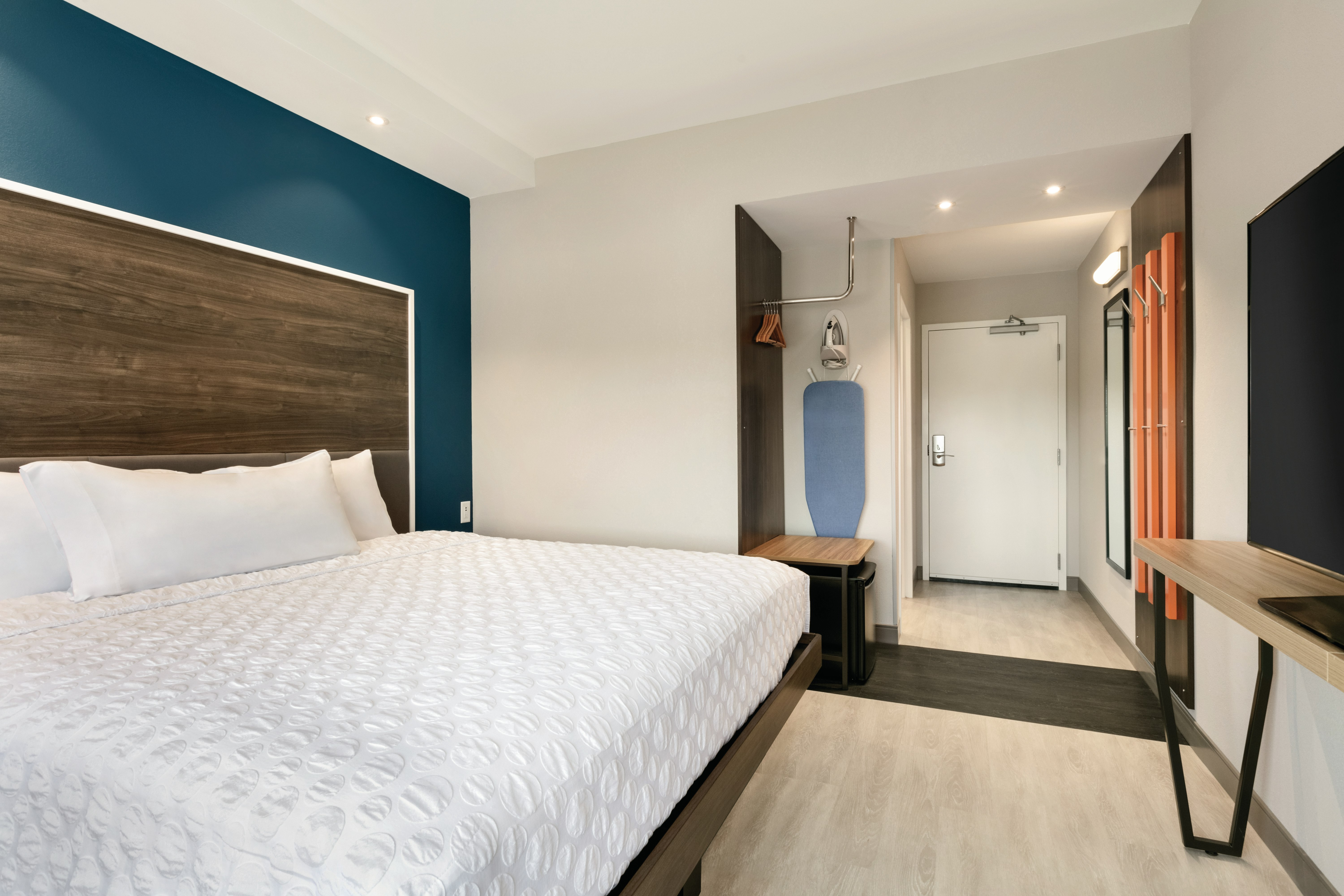 ROOM, KING BED
