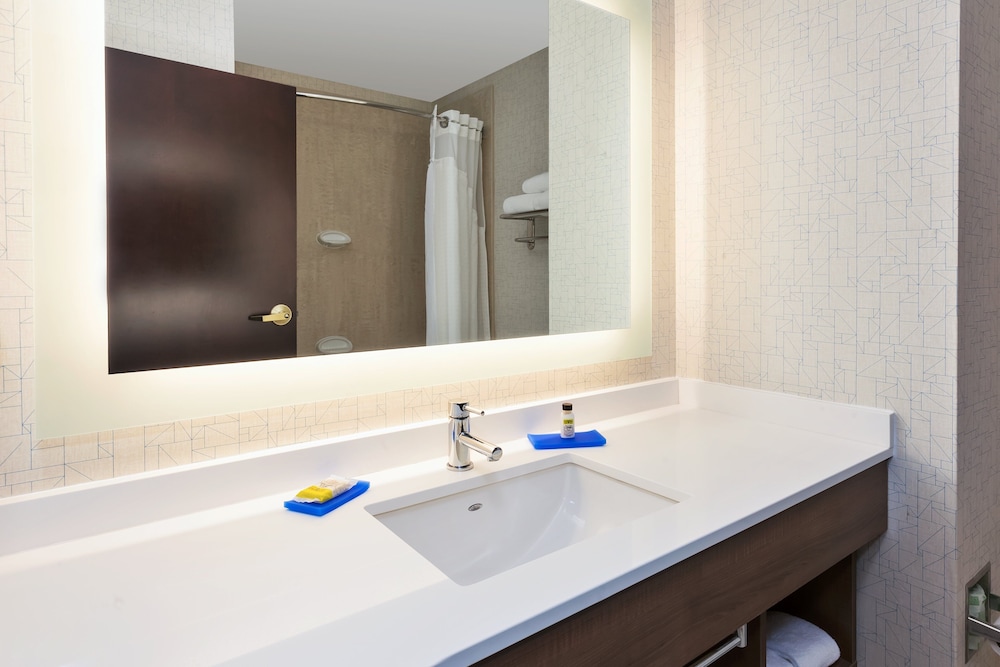 Holiday Inn Express Suites Warminster Horsham 27/63
