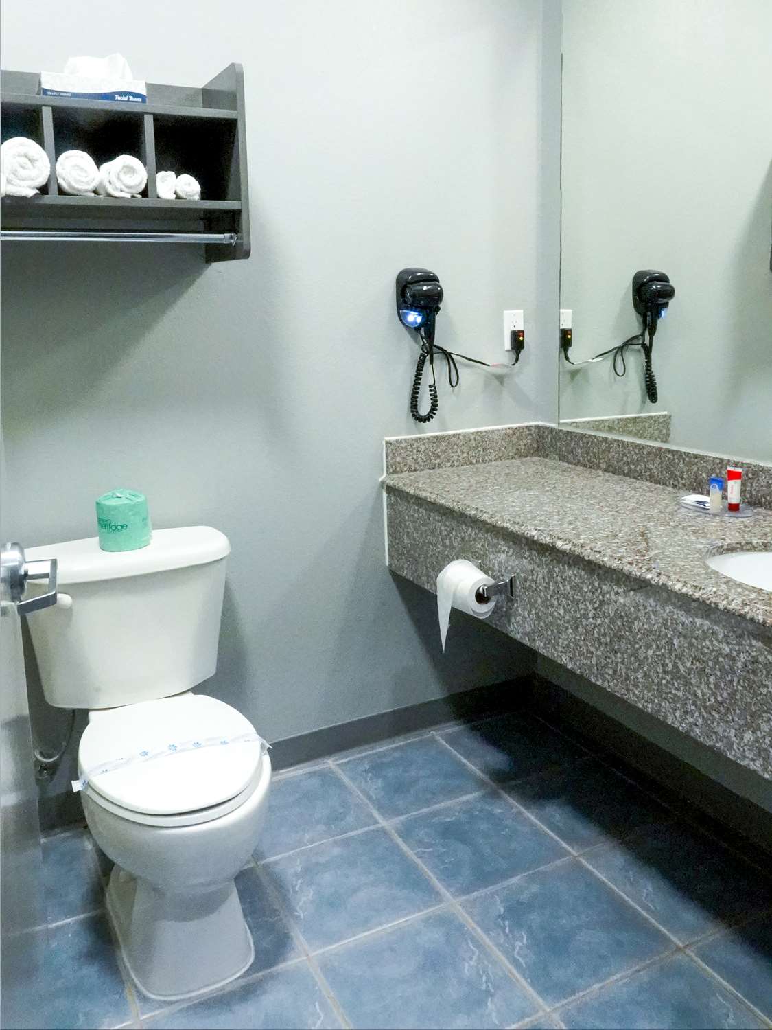 Americas Best Value Inn & Suites Bush Intl Airport 22/23
