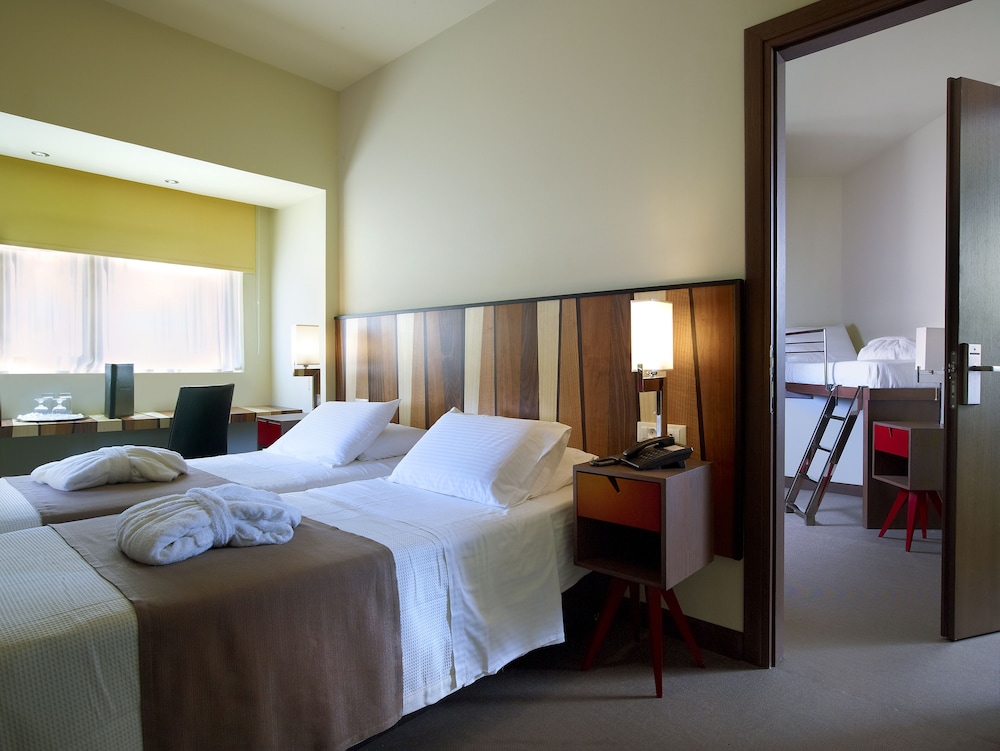 غرفة عائلية بسرير مزدوج وسرير فردي وسرير بطابقين