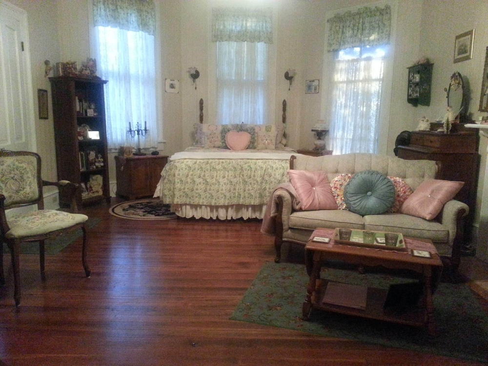Holly House of Hamilton 16/34