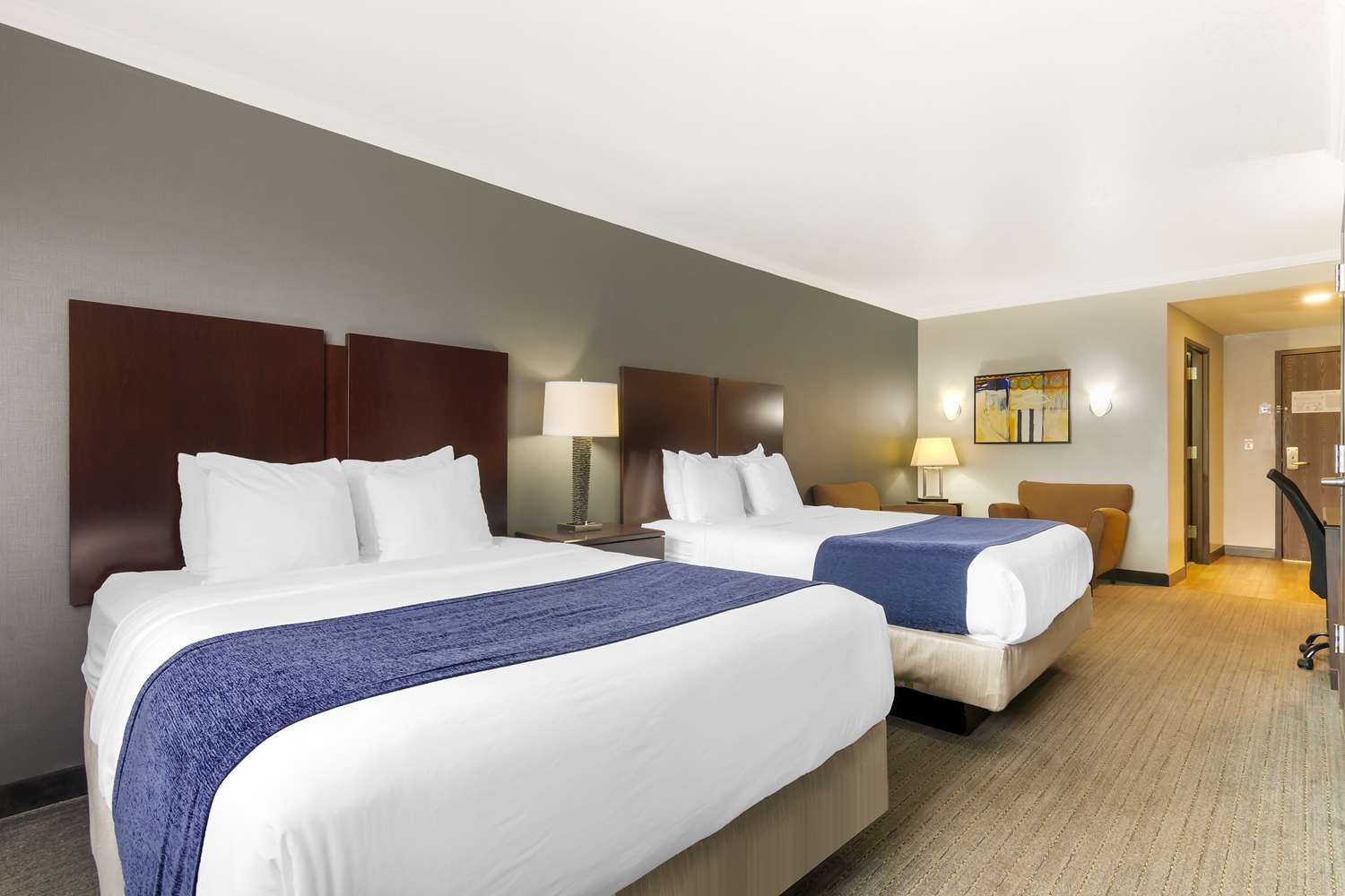 غرفة بسريرين كوين، Best Western Plus Olathe Hotel 4/6