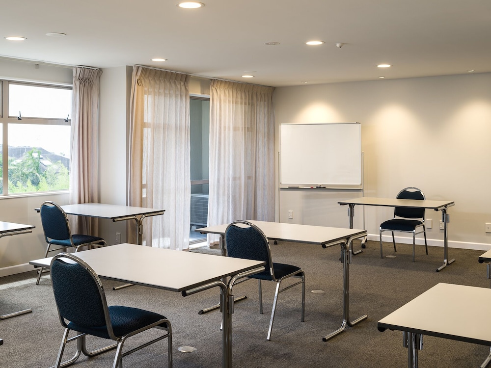 Carnmore Hotel Takapuna 49/65