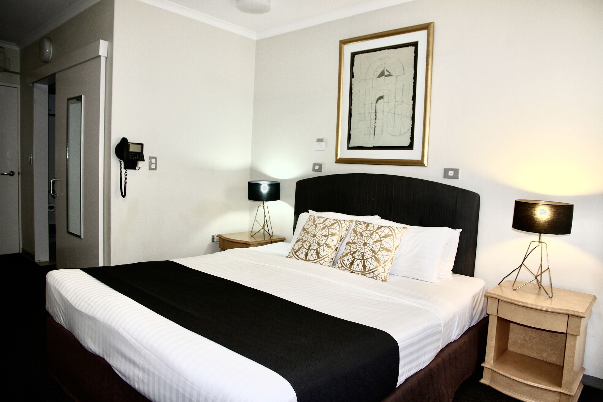 ROOM, QUEEN BED