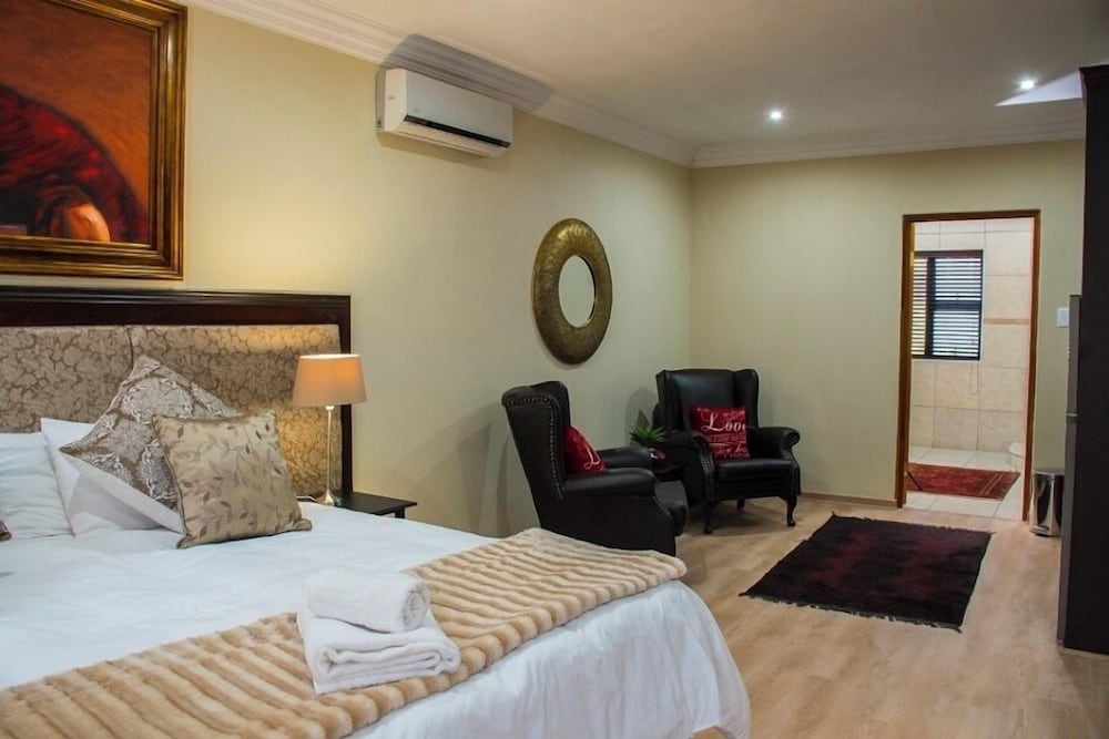 ROYAL, KING BED, POOL VIEW