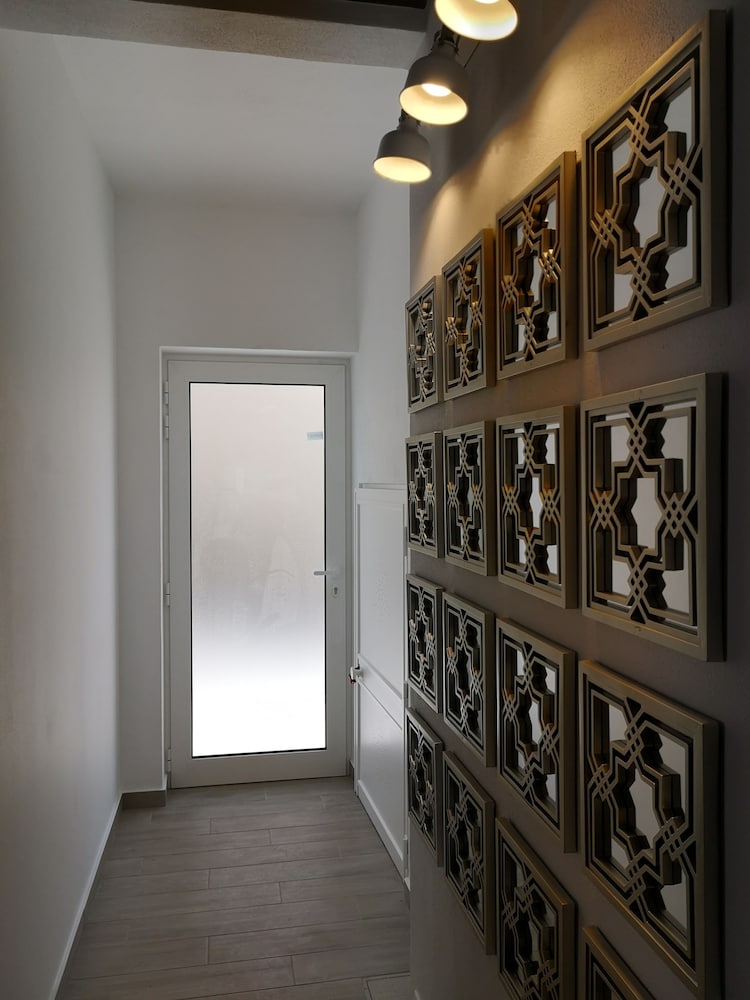 Sensations Guesthouse 30/50
