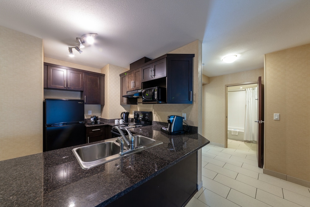 Holiday Inn Express Suites Riverport 54/76