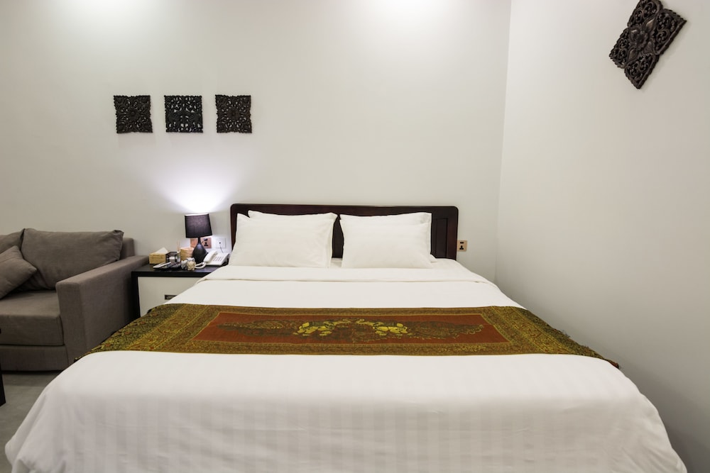 DELUXE, DOUBLE BED, BATHTUB