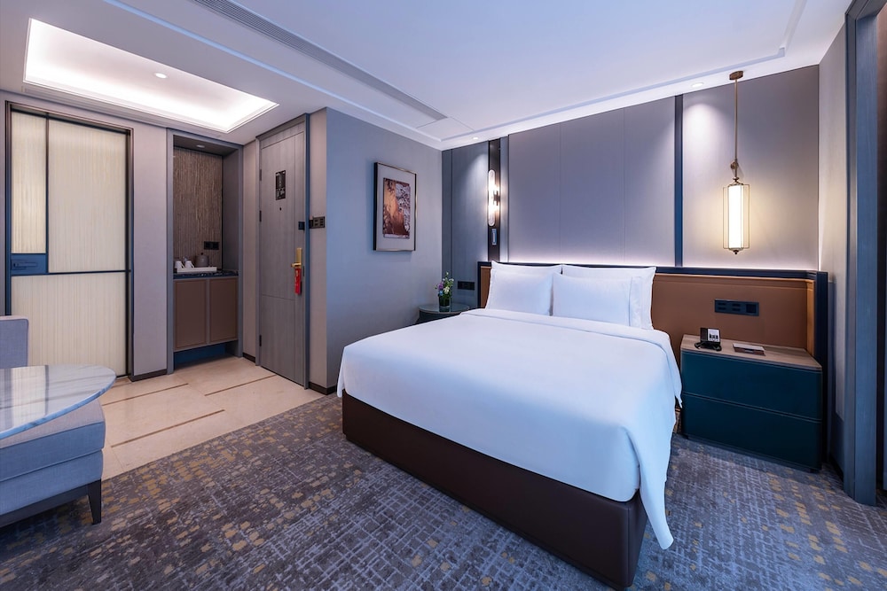ROOM, KING BED, CITY VIEW
