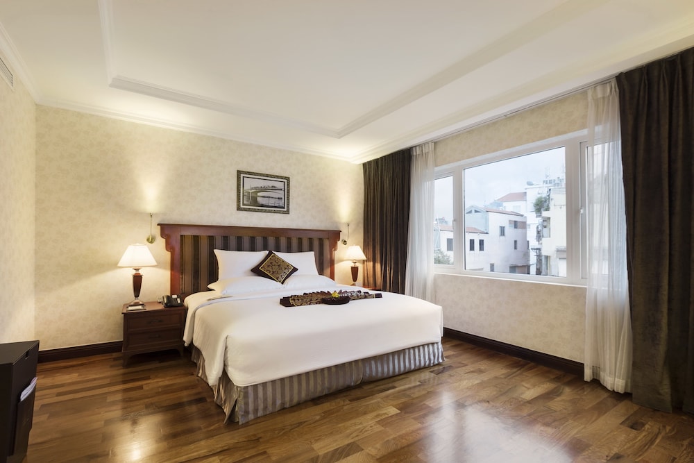 GOVERNOR, SUITE, KING BED