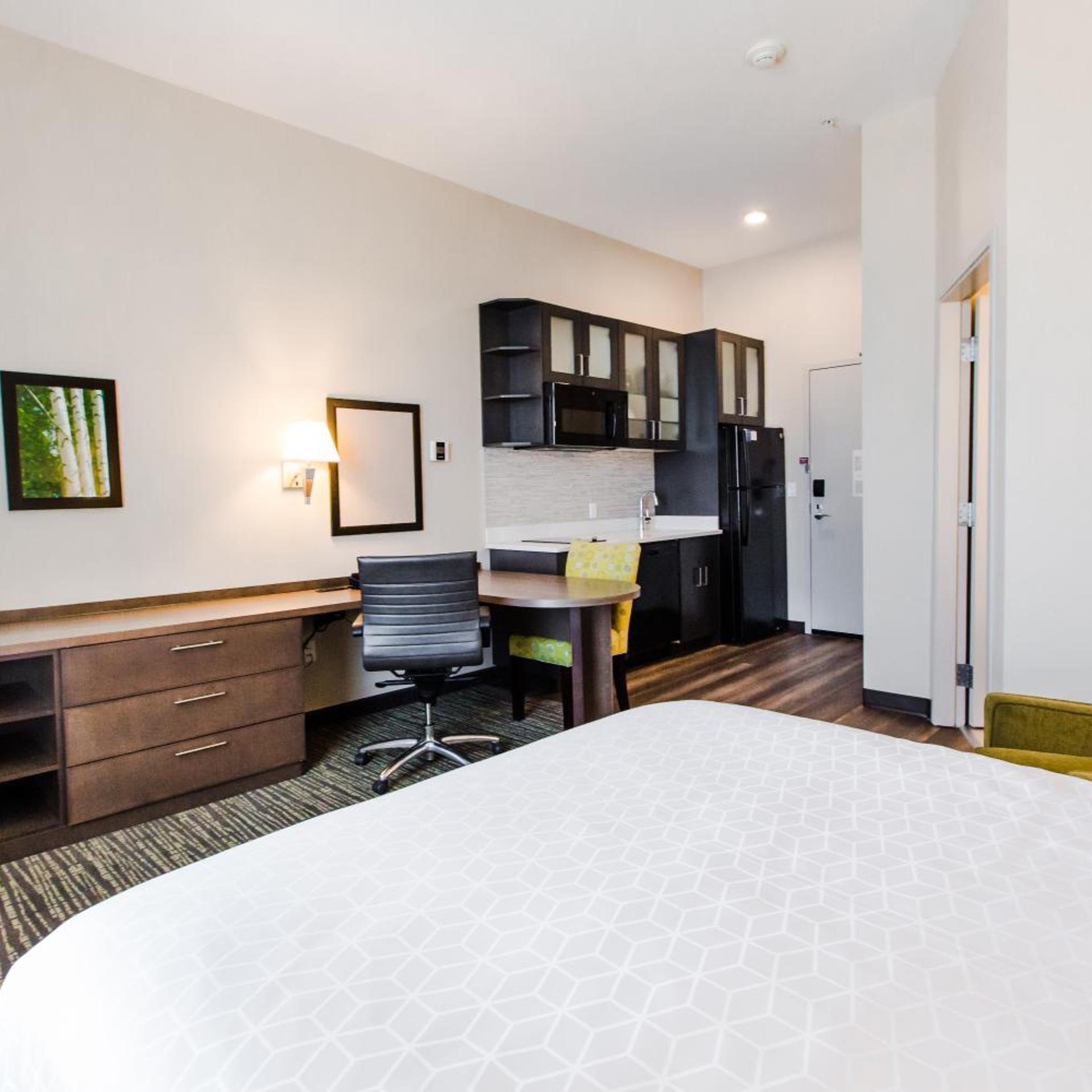 جناح استوديو بسرير كينج وسرير كوين، Candlewood Suites Edmonton West 2/7