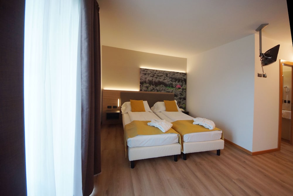 Hotel Ambassador Suite 30/73