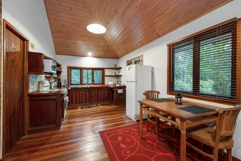 HUNCHY HIDEAWAY 8/50