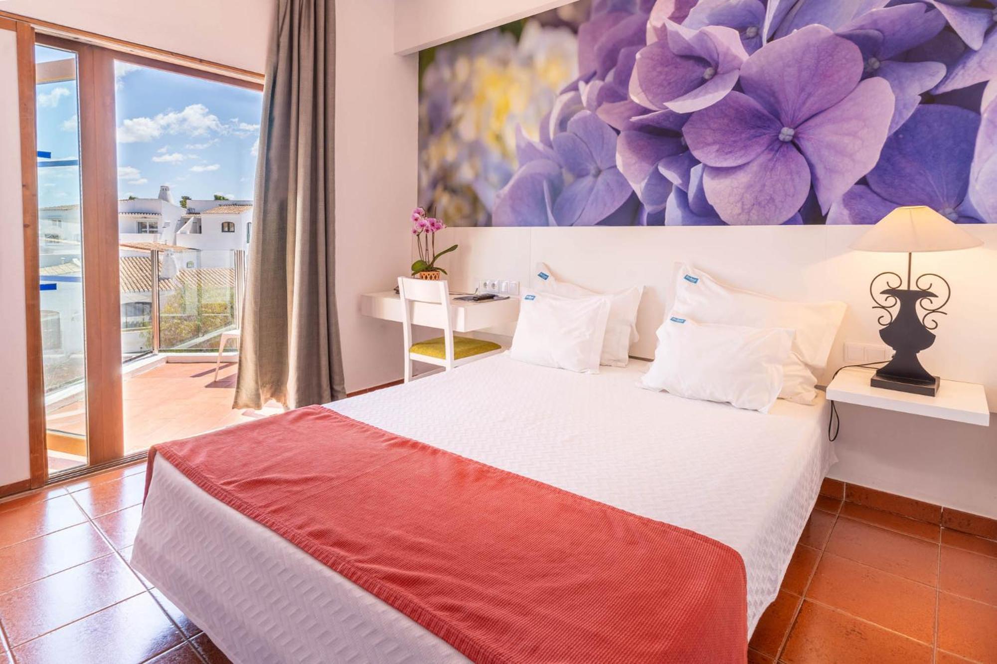 Room, Double Bed, City View