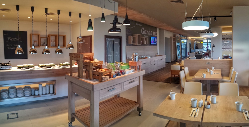 HOLIDAY INN PRAGUE AIRPORT 62/76
