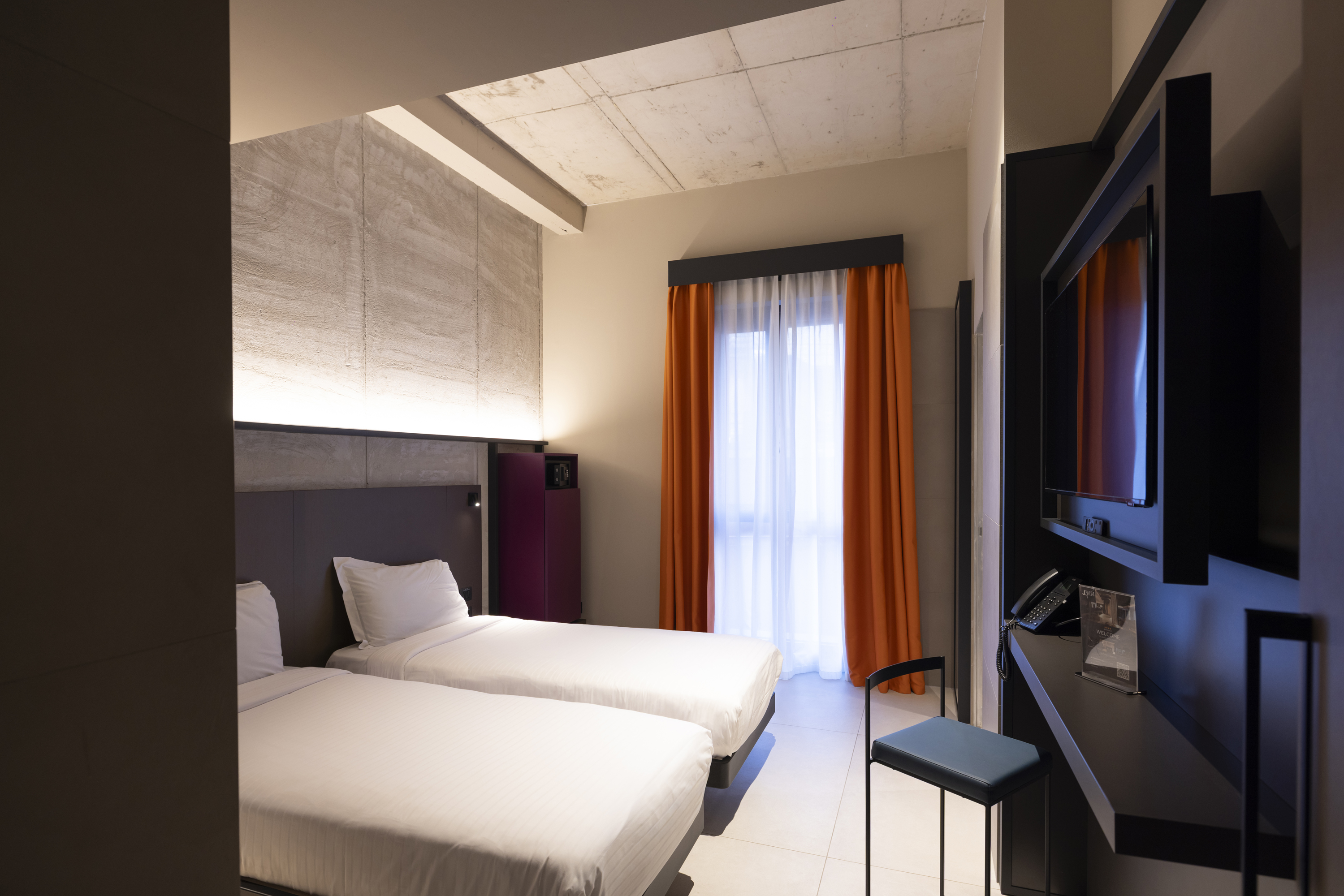 ROOM, TWIN BEDS
