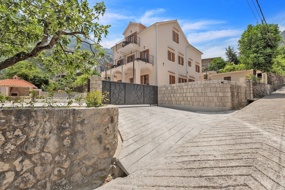 Apartments Mezini 11 39/50