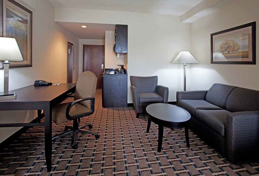 Holiday Inn Express & Suites Hope Mills Fayetteville Airport 30/37