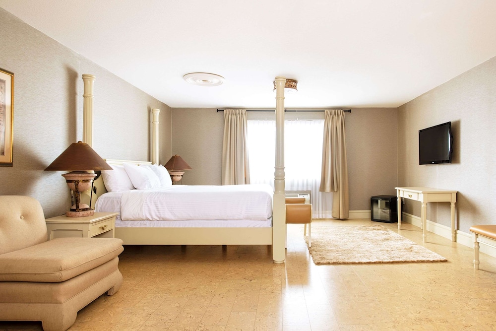 Theme, Suite, King Bed, Jetted Tub