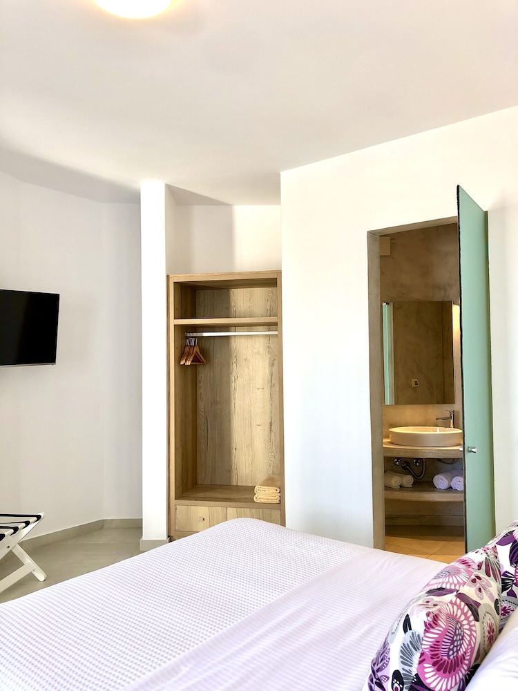 APERANTO SUITES 14/70
