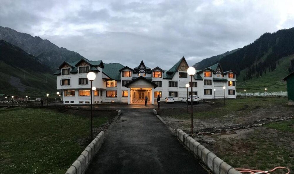 Country Inn & Suites by Radisson, Sonamarg 44/50