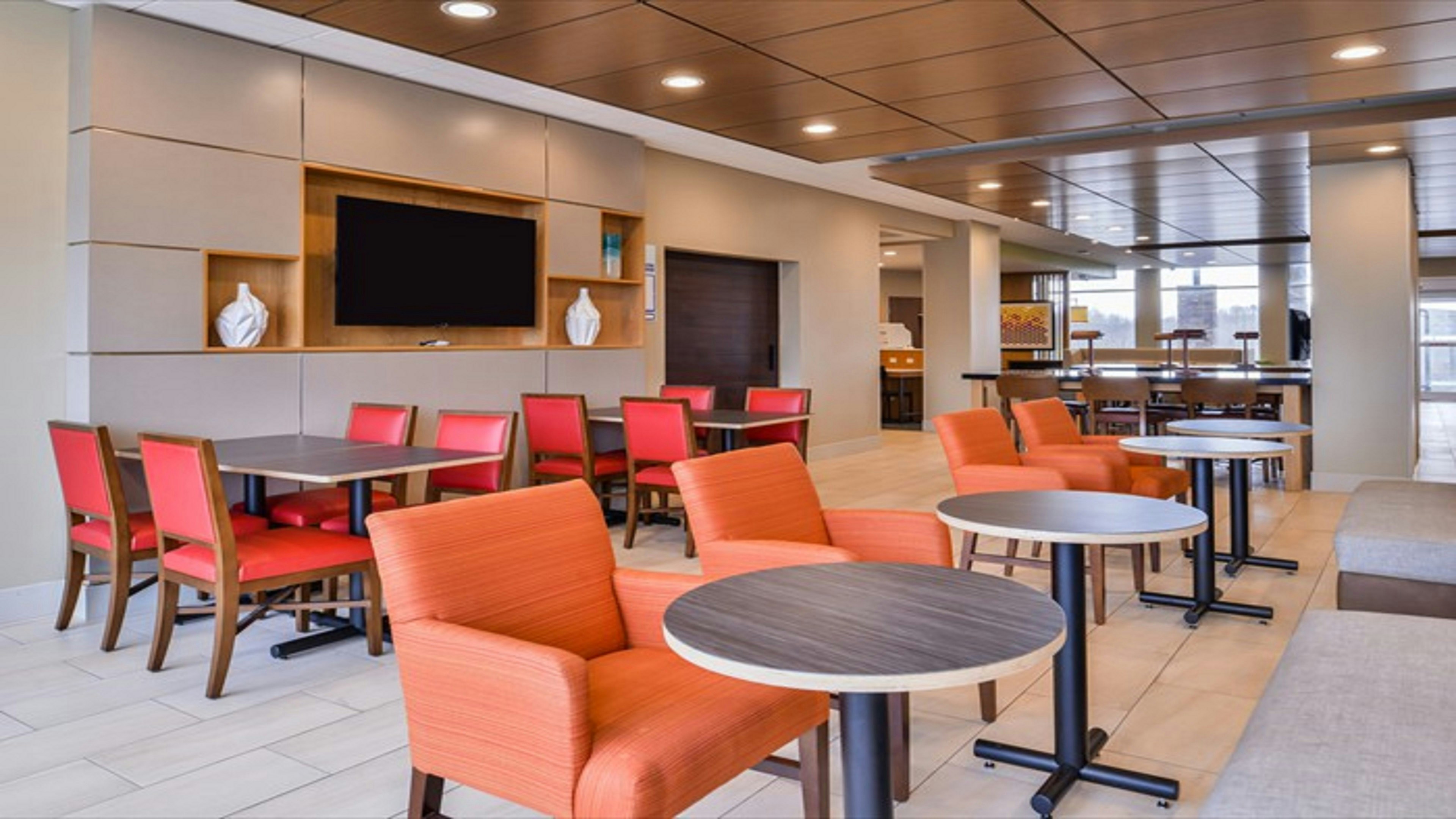 Holiday Inn Express Suites Parkersburg East 53/56