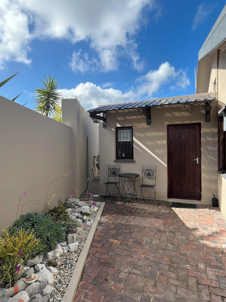 Dolphin Circle Bed and Breakfast 40/50