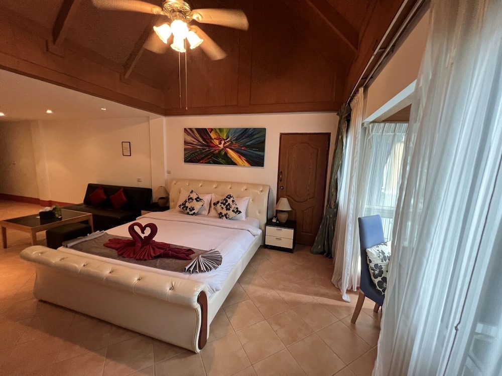 MALE DORM, SUITE, HOT TUB