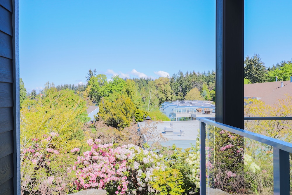 Pacific Shores Resort & Spa 40/48