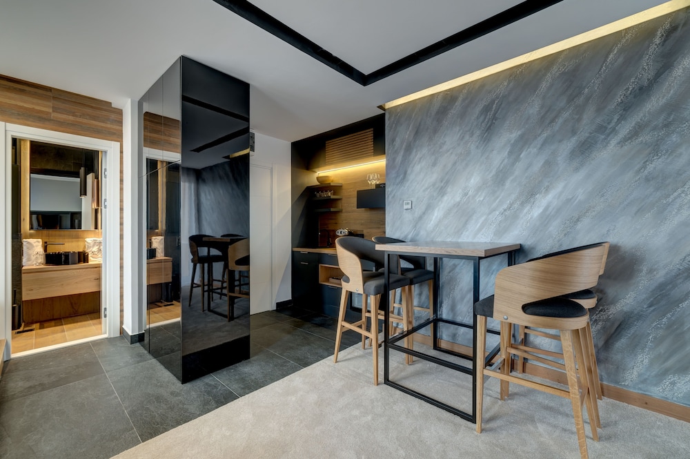 Black Pearl Luxury Suites 28/44