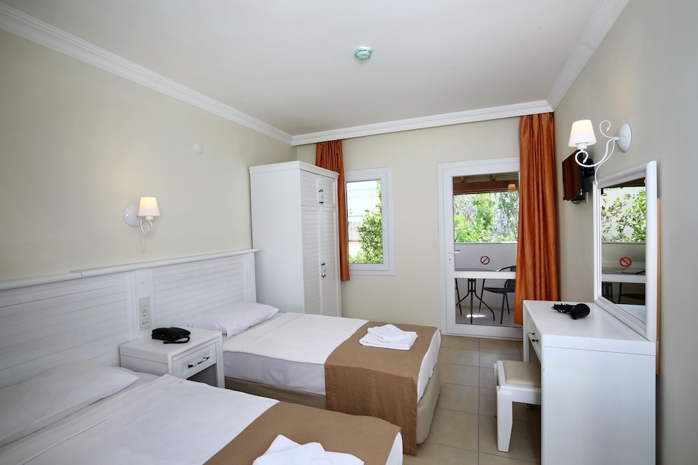 Summer Garden Suites And Beach Hotel 20/59