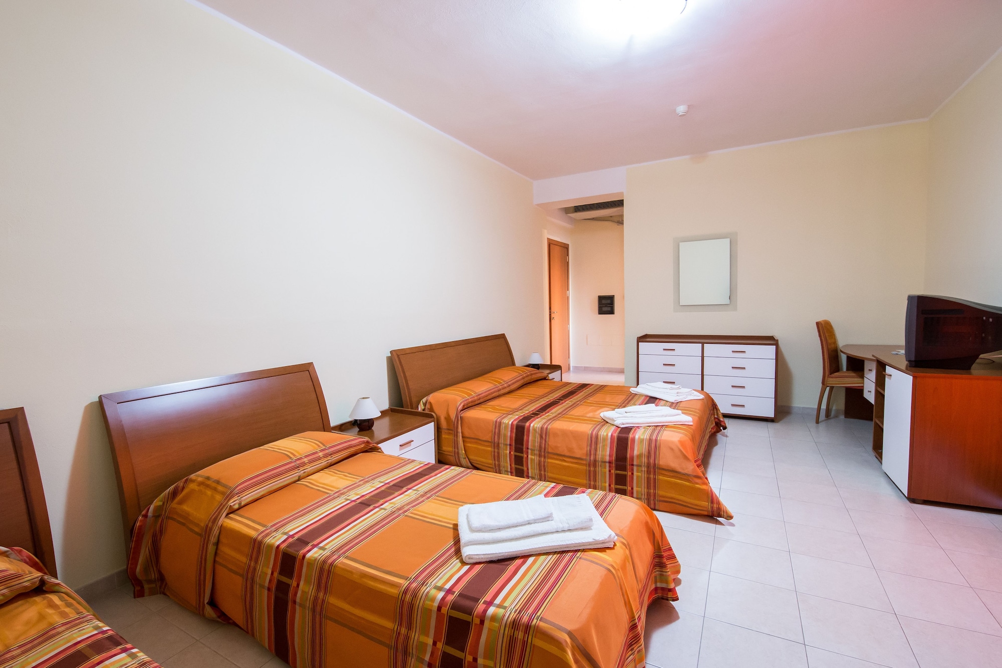 غرفة رباعية بسرير مزدوج وسريرين منفصلين، VILLAGGIO SAN ANTONIO 2/10