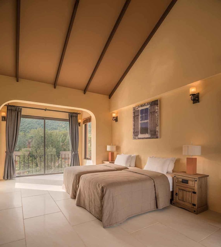 Pano, King Bed