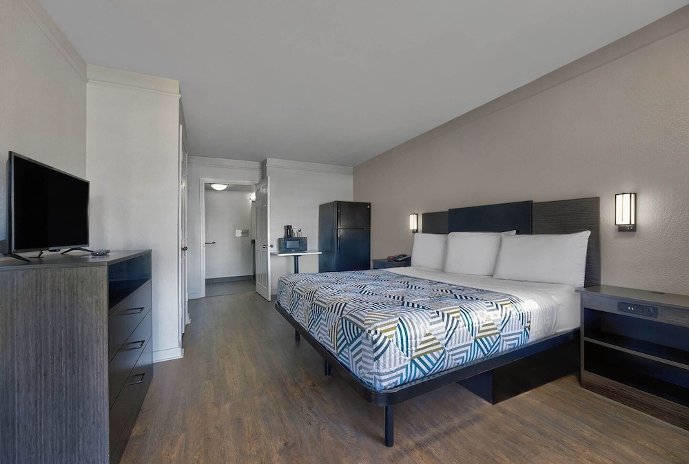 STANDARD, QUEEN BED, KITCHENETTE