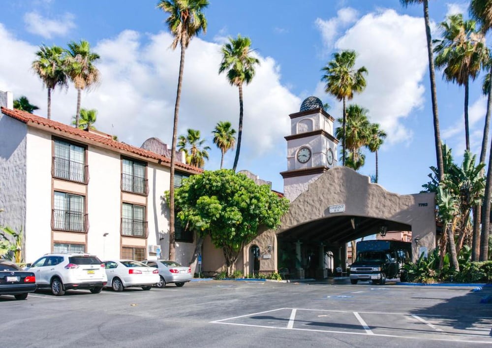 Buena Park Grand Hotel and Suites 64/75