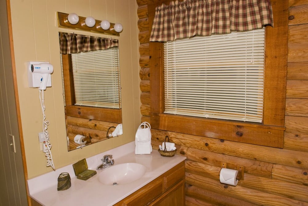 كابينة بسرير كوين وسريرين مزدوجين، Mountainaire Inn and Log Cabins 3/3