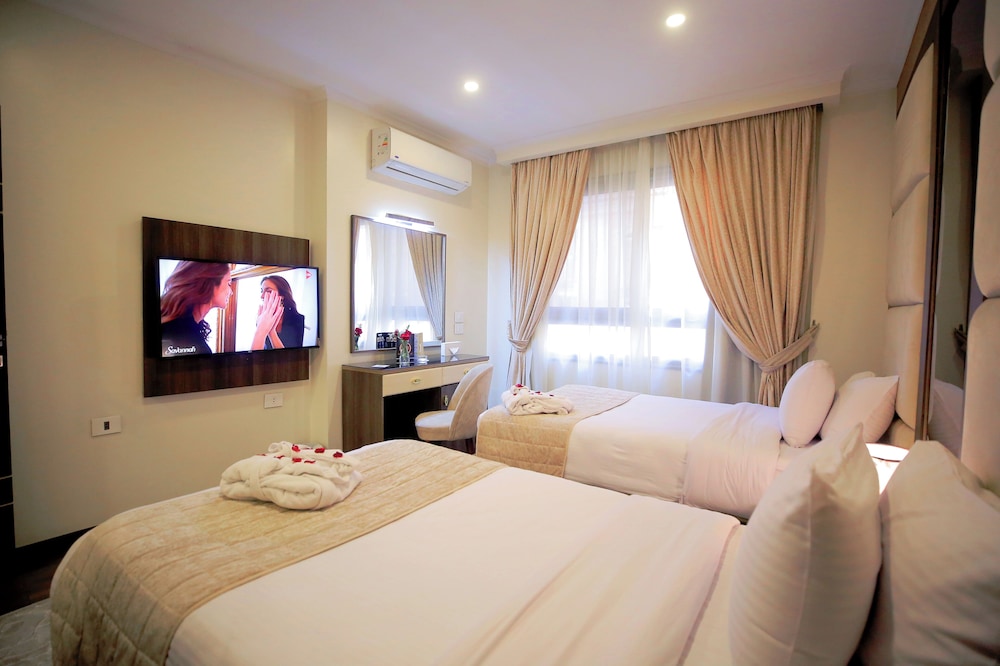 Gold, Suite, 1 Queen and 1 Single Bed