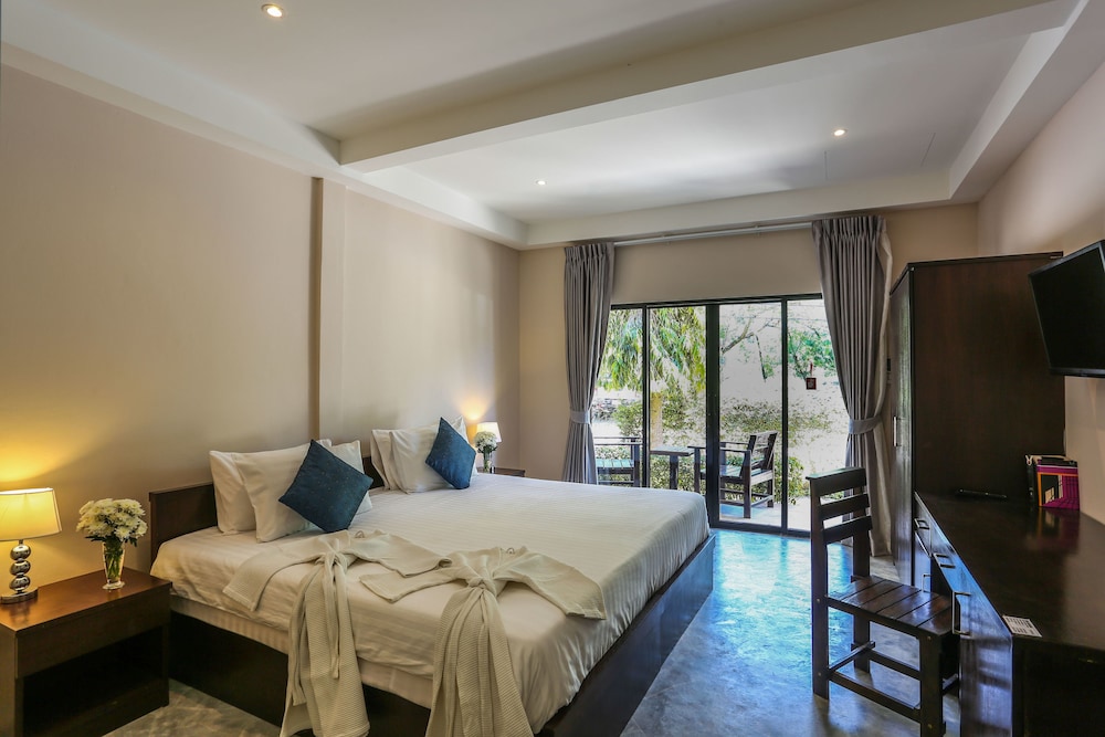 Naiharn Beach Resort 19/70