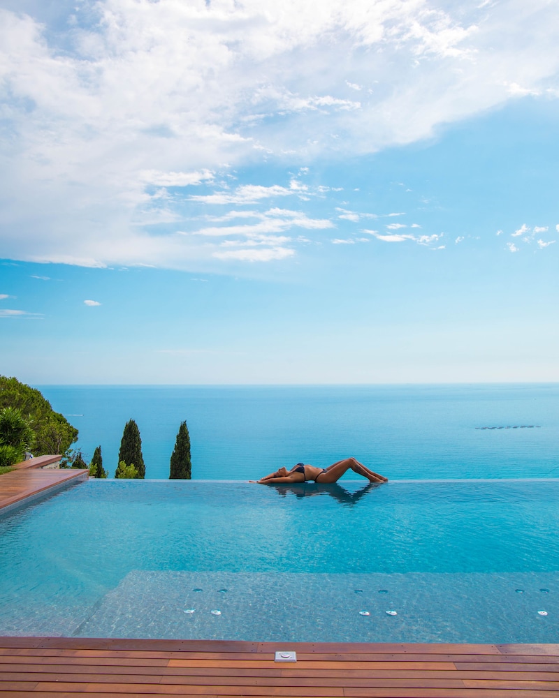 Villa Riviera Suites 32/50
