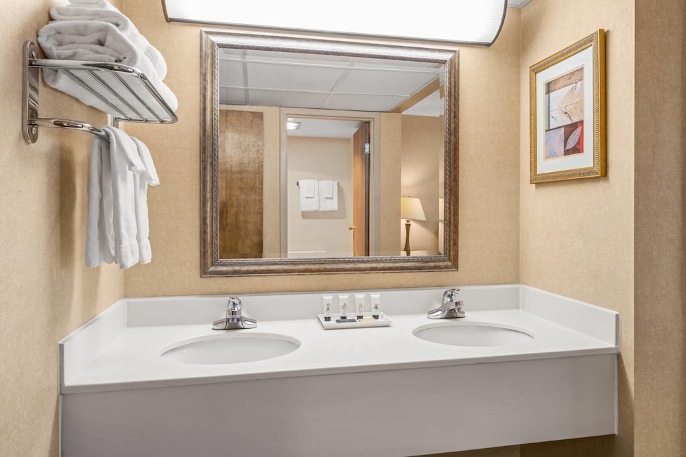 SUITE, MULTIPLE BEDS
