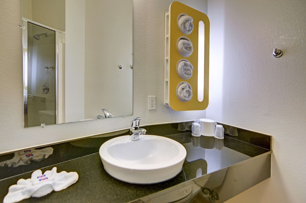 Motel6 Roanoke, TX - Northlake - Speedway 46/48