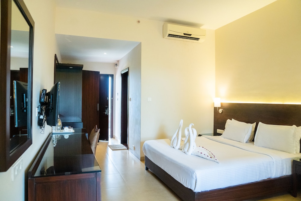 Executive, King Bed, Pool Side، The Fern Courtyard Resort 4/7