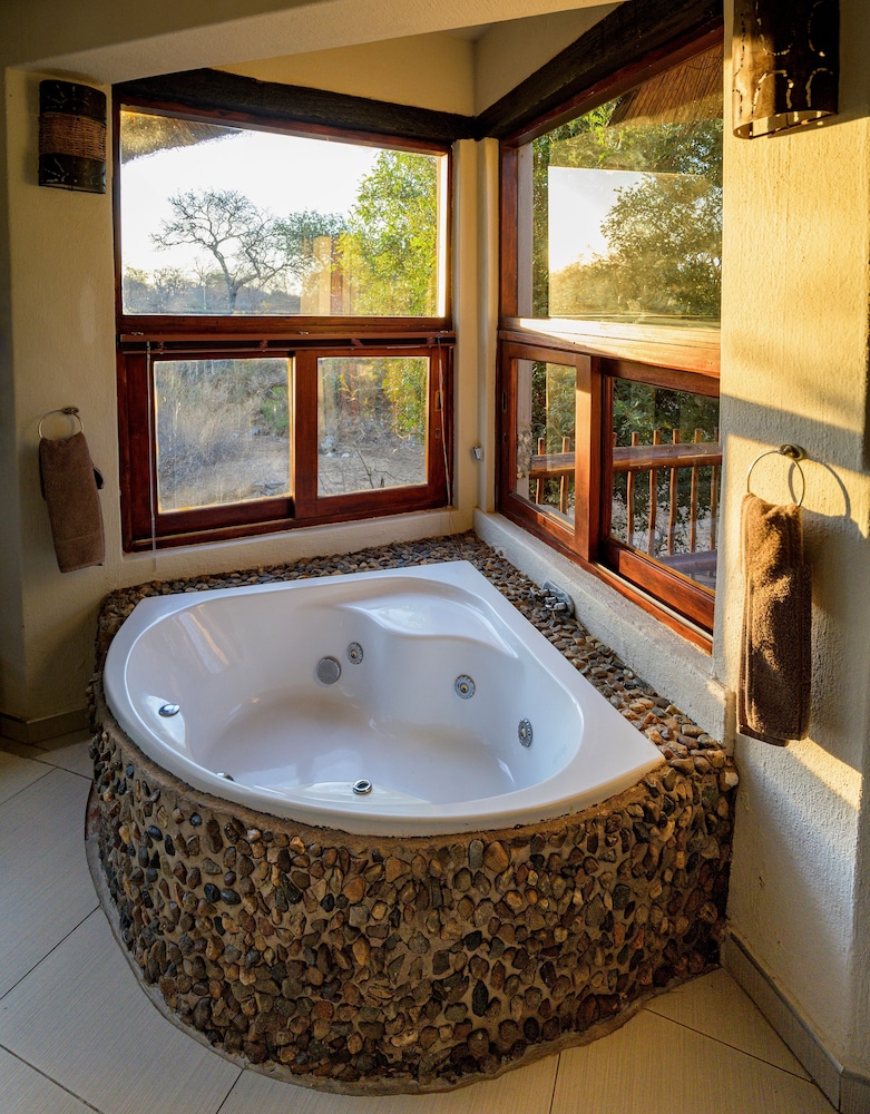 Leopard s Lair Bush Lodge 34/36