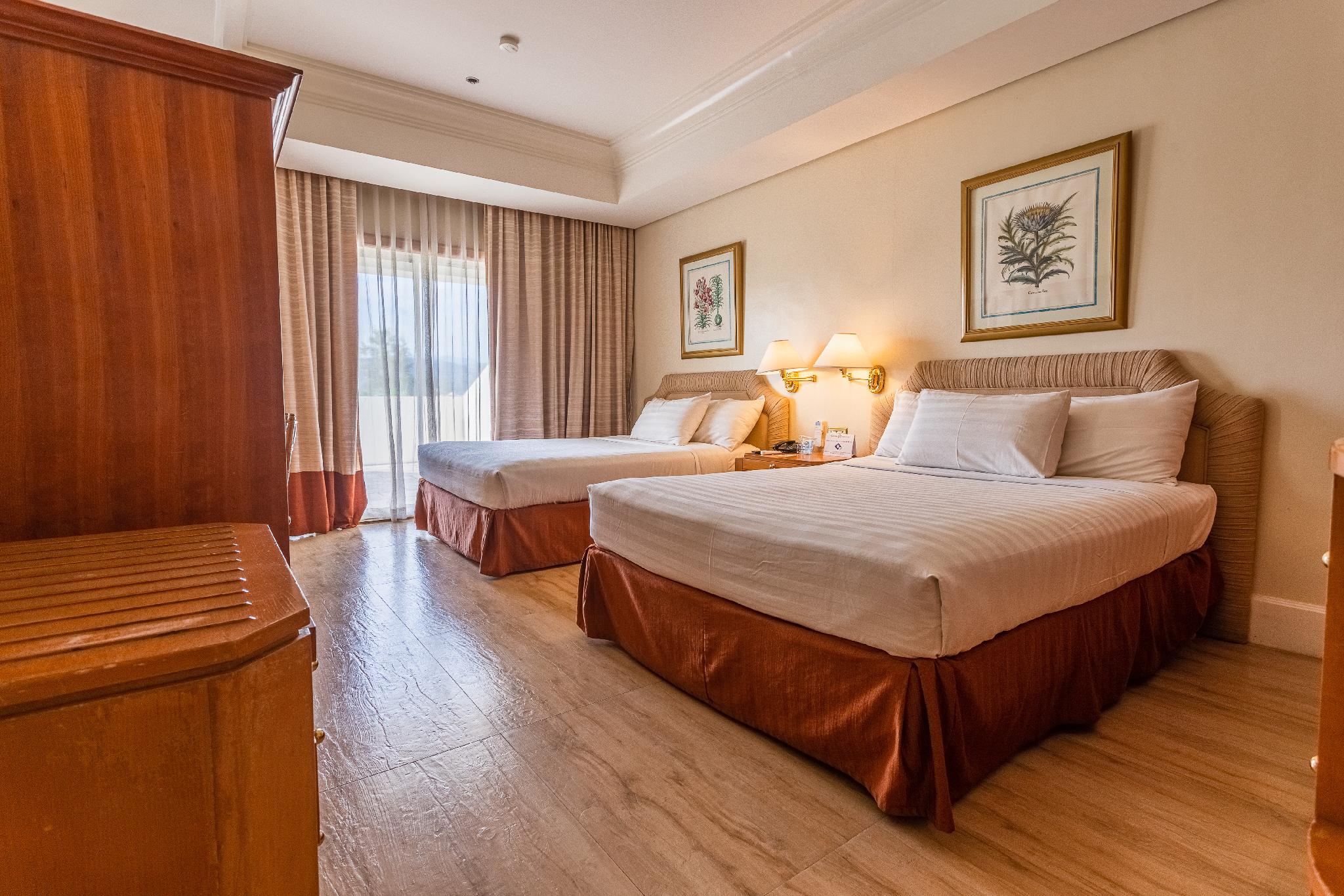 Upper, 2 Queen Beds