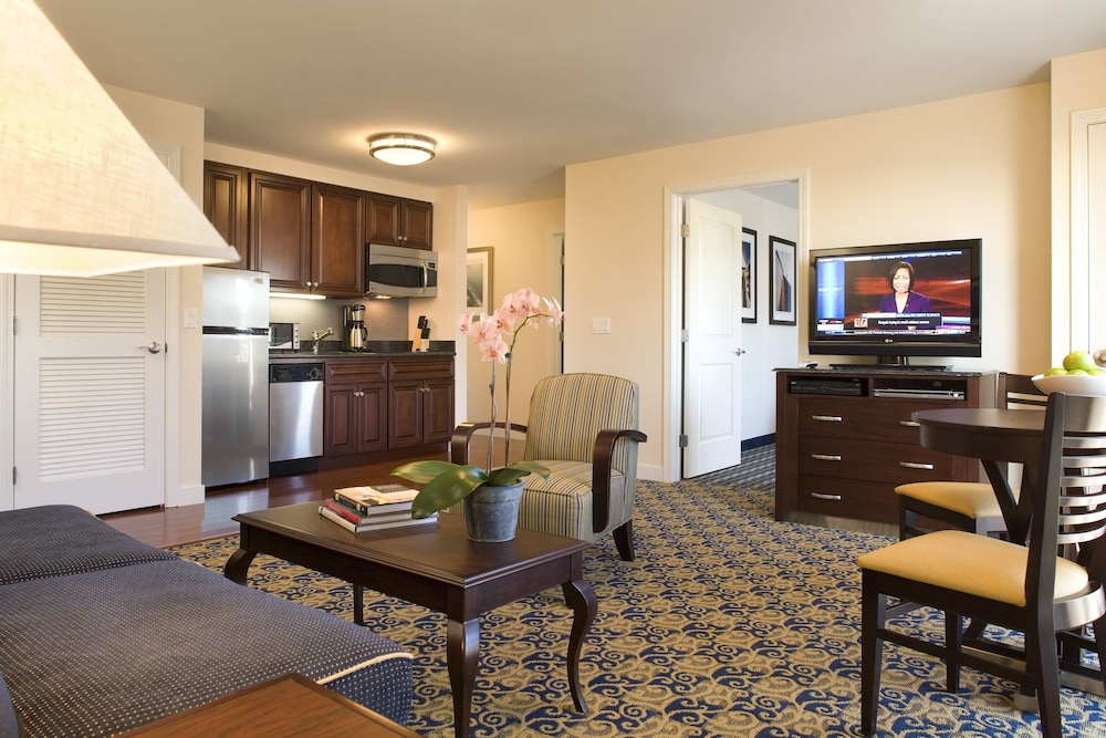 Newport Beach Hotel Suites 44/69