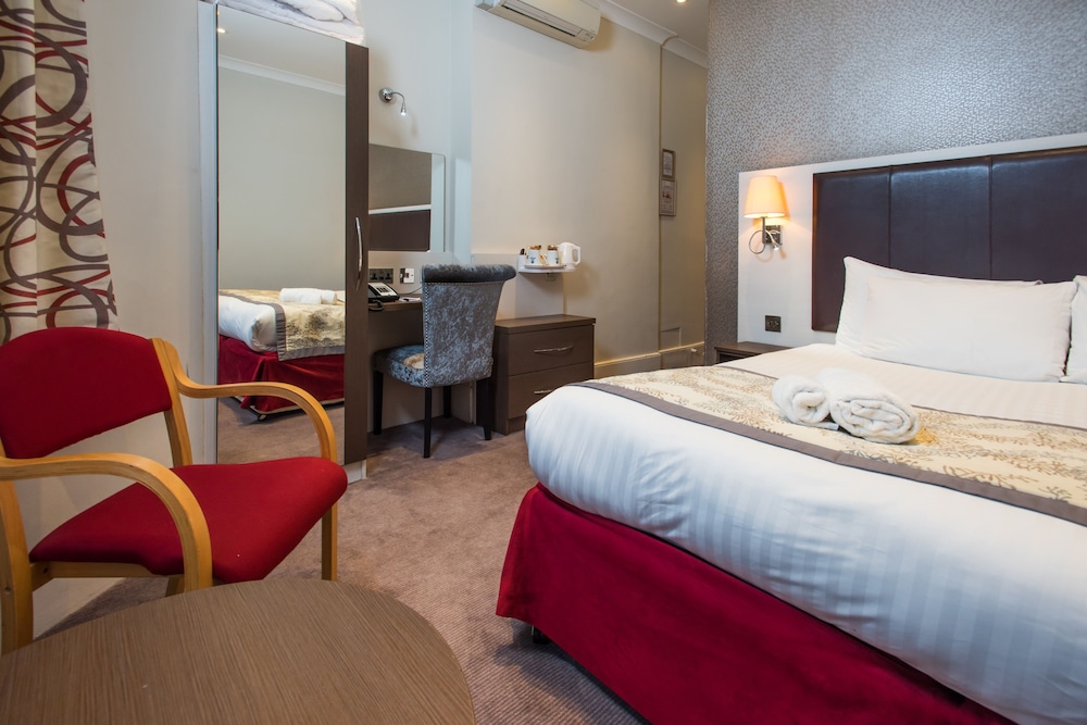 STANDARD, KING BED, KITCHEN