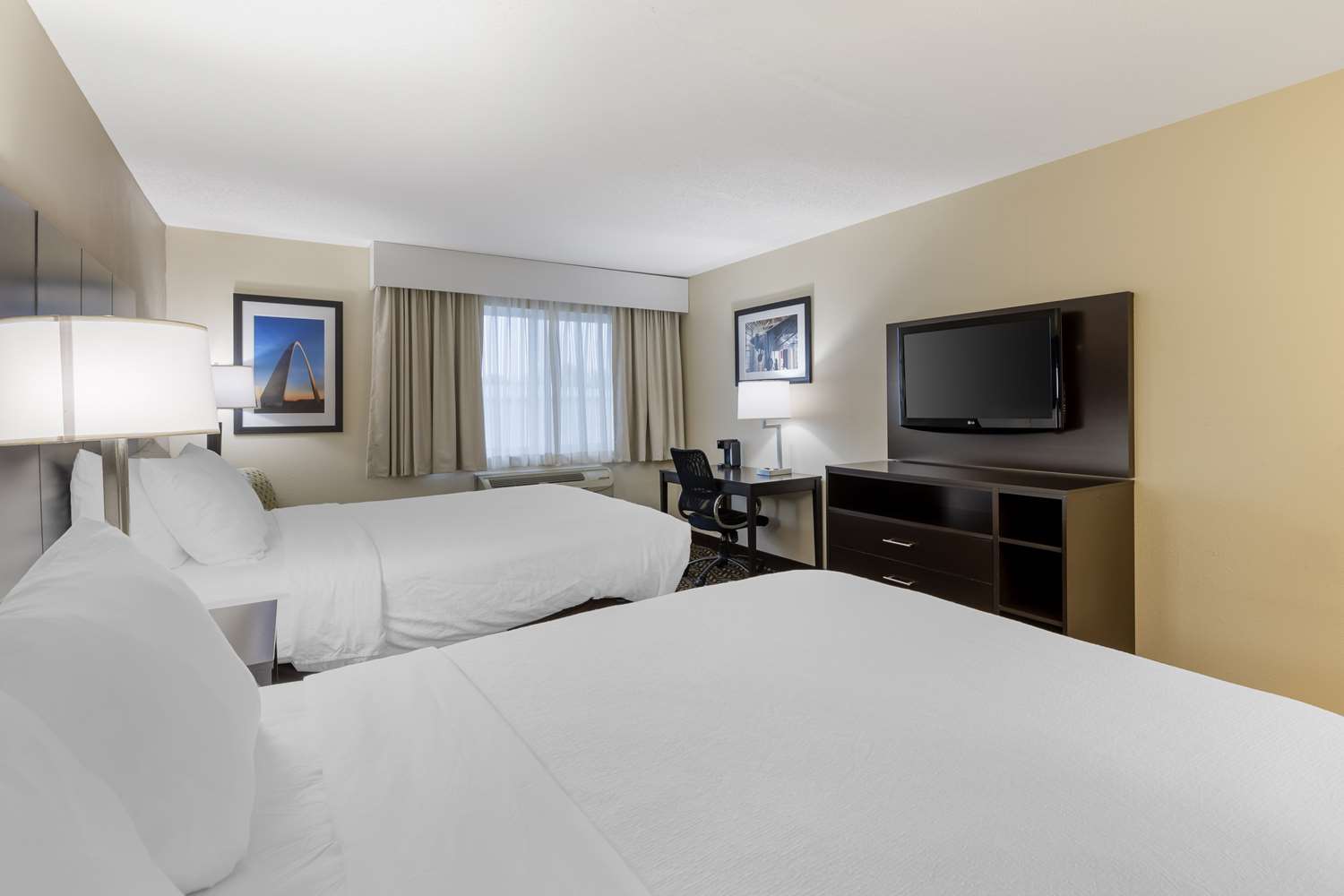 غرفة بسريرين كوين، Best Western St. Louis Inn 2/4