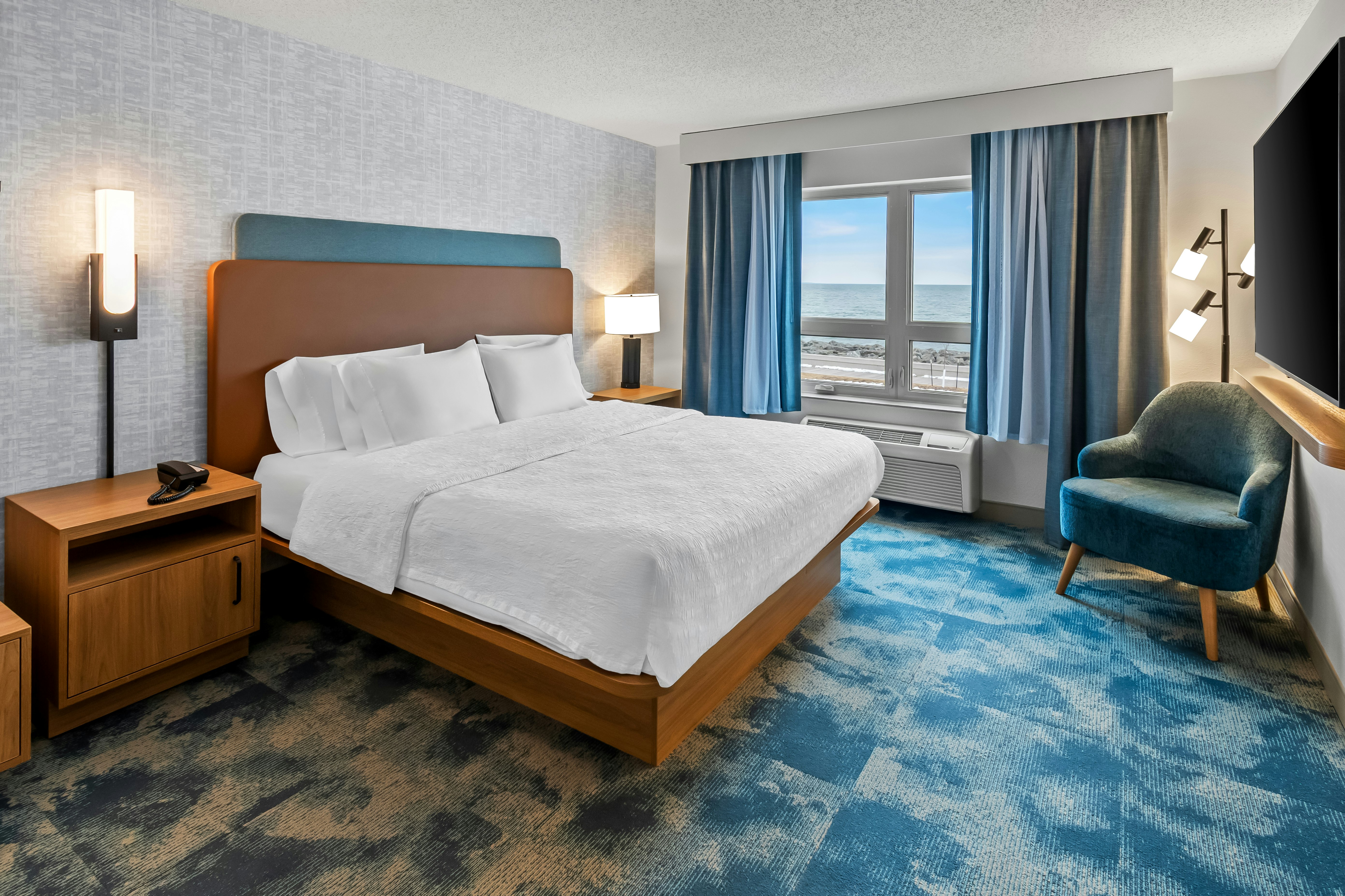 2 Rooms, Suite, King Bed, Hampton Inn Duluth Canal Park 3/7