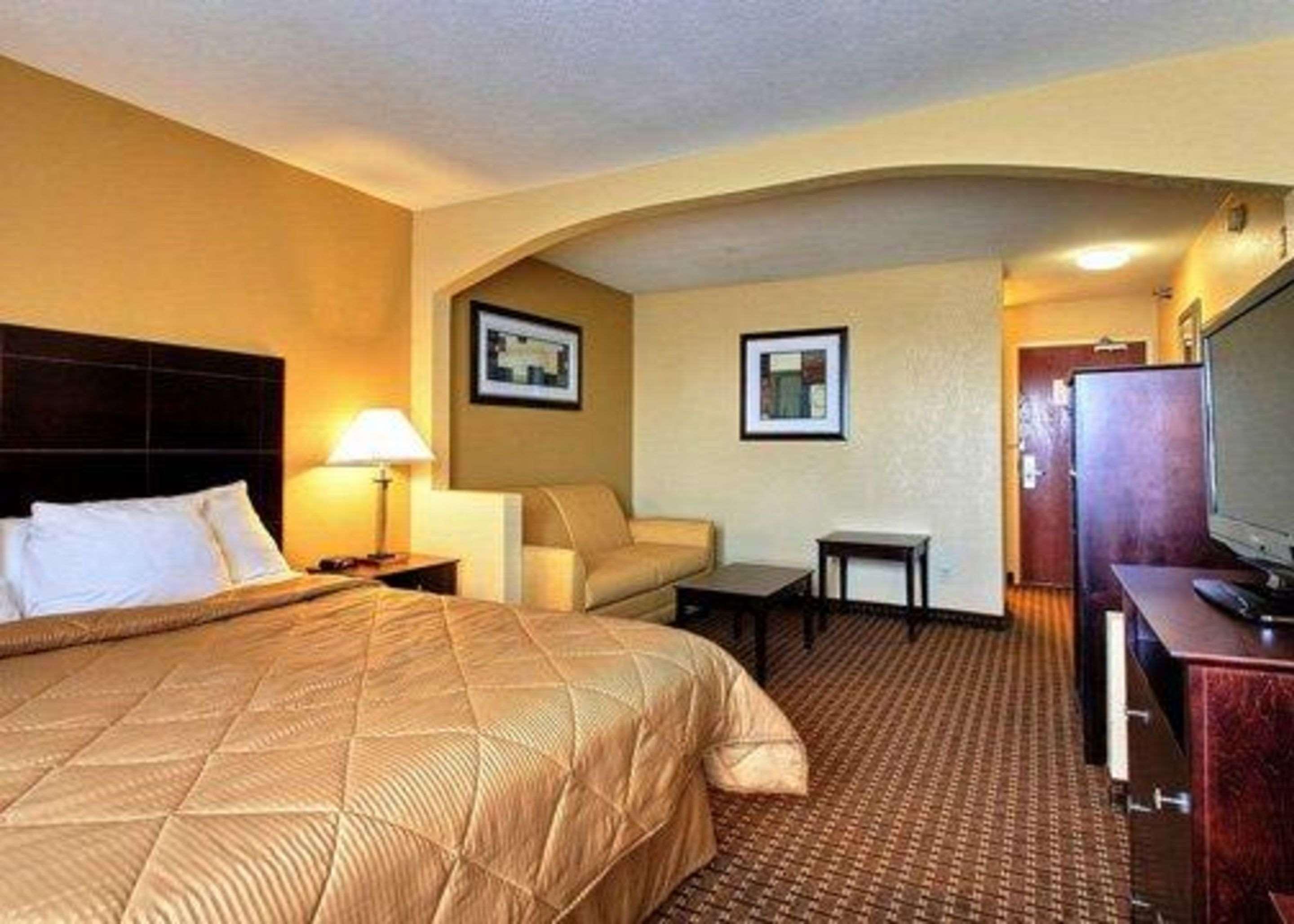 SUITE, KING BED