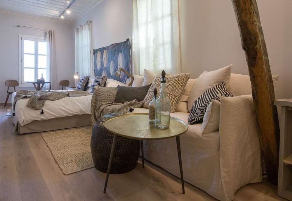 Amymone Suites 36/50